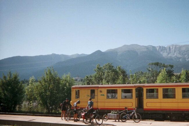 les-criques-de-porteil-notre-region-randonnee-TRAIN-JAUNE